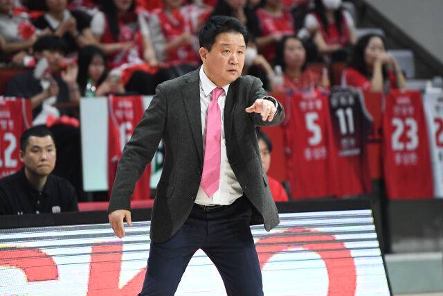안양 정관장이 24일 안양 정관장 아레나에서 열린 4강 플레이오프 1차전에서 부산 KCC에 패배했다. 선수들에게 전술 지시를 내리고 있는 유도훈 정관장 감독./KBL 제공