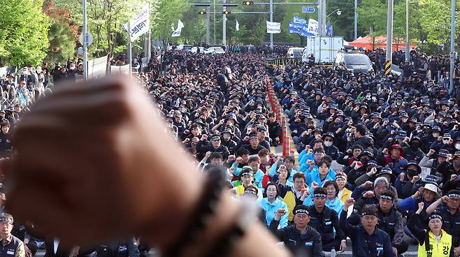 21일 오후 경남 진주시 정촌면 BGF로지스 진주센터 일대 조합원 임시 분향소에서 열린 ‘화물연대 사망 조합원 진상규명 및 책임자 처벌 촉구 결의대회’에서 참석자들이 구호를 외치고 있다. [연합]