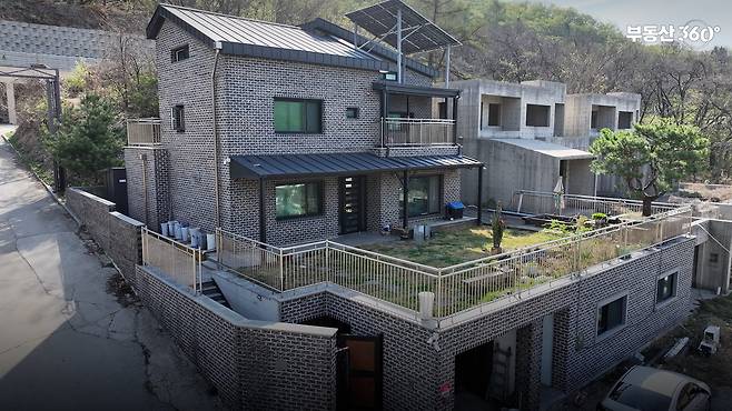 경기도 광주시 회덕동에 소재한 한 단독주택이 오는 5월 3차 매각에서 주인을 찾지 못하면, 4차 매각에서 가격이 2억원대로 떨어질 예정이다. 이건욱 PD