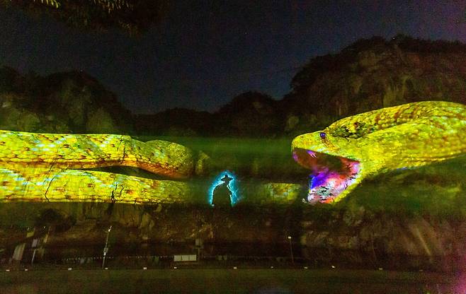 두 산의 암벽을 초대형 스크린으로 만들어 버린 원주의 디지털콘텐츠 능력