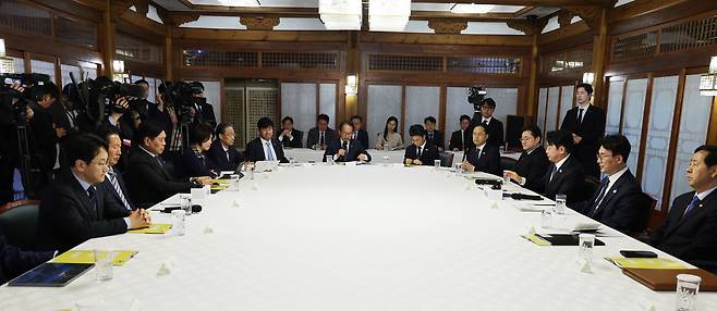 지난 22일 서울 종로구 삼청동 총리공관에서 김민석(오른쪽 앞에서 두번째) 국무총리, 정청래(왼쪽 앞에서 두번째) 더불어민주당 정청래 대표, 강훈식(오른쪽 앞에서 세번째) 대통령비서실장 등이 참석한 가운데 고위당정협의회가 진행되고 있다. [연합]