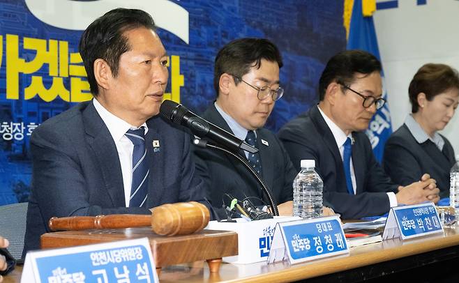 정청래 더불어민주당 대표가 24일 오전 인천 연수구 정지열 인천 연수구청장 후보 선거사무소에서 열린 현장 최고위원회의에서 모두발언을 하고 있다. 인천=윤창빈 기자