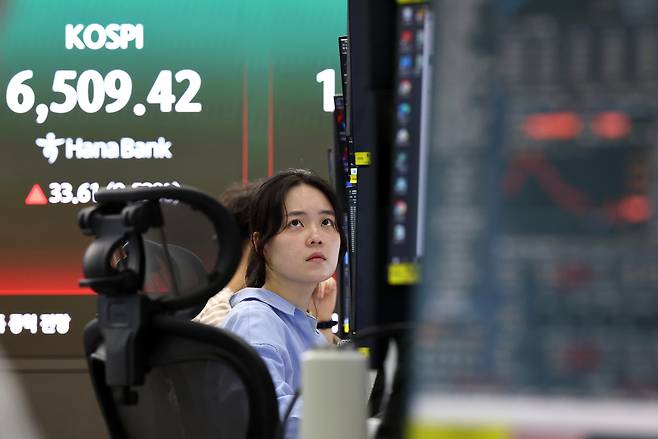 코스피가 20.29p(0.31%) 오른 6496.10에 개장한 24일 서울 하나은행 본점 딜링룸에서 딜러들이 업무를 보고 있다. [연합]