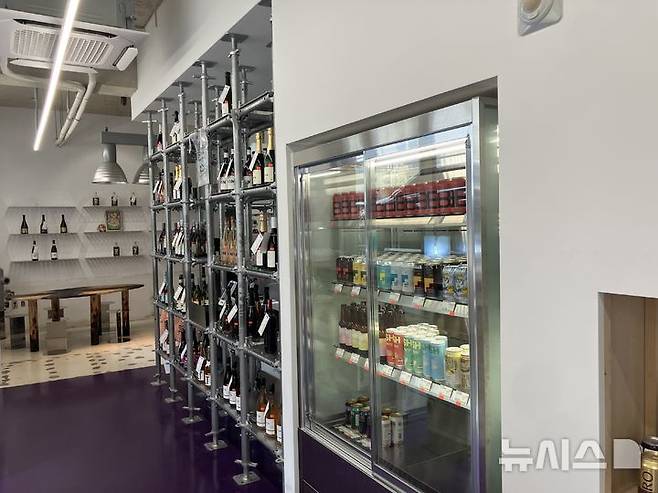 [서울=뉴시스] 백유정 인턴기자=22일 서울 마포구 연남동에 위치한 논알콜 주류 편집숍에서 무알코올.논알코올 맥주가 비치돼 있다.2026.04.23.