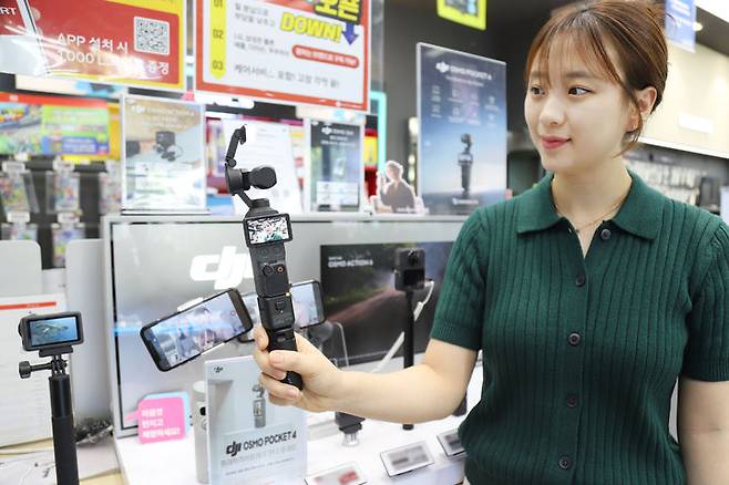 [서울=뉴시스] 롯데하이마트가 전국 주요 오프라인 매장과 온라인쇼핑몰에서 ‘DJI 오즈모 포켓 4(Osmo Pocket 4)’를 판매한다. (사진=롯데하이마트 제공) 2026.04.24. photo@newsis.com *재판매 및 DB 금지