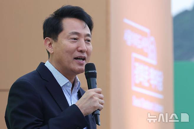 [서울=뉴시스] 권창회 기자 = 오세훈 서울시장이 23일 서울 종로구 광화문광장에서 열린 2026 서울야외도서관 광화문책마당 개장 행사에서 인사말을 하고 있다. 2026.04.23. kch0523@newsis.com