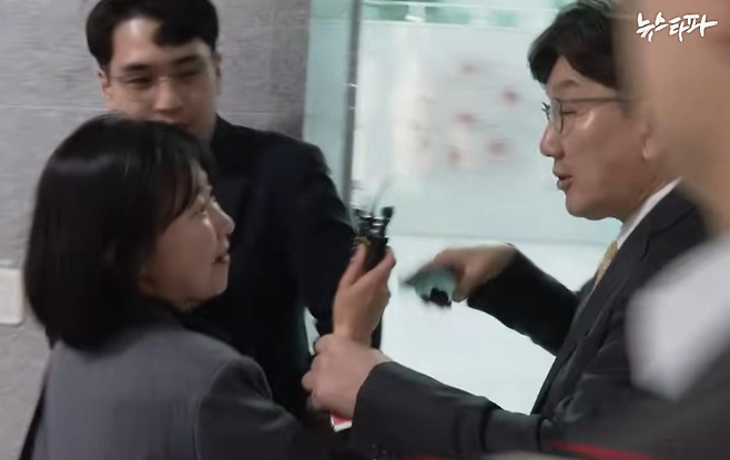 권성동 국민의힘 의원(당시 원내대표)은 지난해 4월 16일 국회 의원회관에서 자신에게 질문하는 뉴스타파 이명주 기자의 손목을 강제로 잡아채 20미터 이상 끌고 가는 등 폭력을 행사했다. 6개월 후, 권 의원은 오히려 이 기자가 날카로운 마이크를 들이밀어 폭행을 했다며 맞고소했으나 각하됐다.