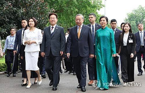 한-베트남 정상 부부, 탕롱 황성 방문 (하노이=연합뉴스) 김도훈 기자 = 이재명 대통령 부부와 또 럼 베트남 공산당 서기장 겸 국가주석 부부가 24일(현지시간) 베트남 대표 문화 유적인 하노이 탕롱 황성을 둘러보고 있다. 2026.4.24 superdoo82@yna.co.kr