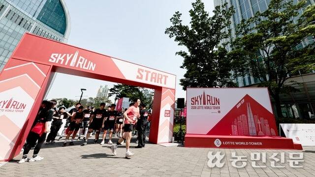 19일 서울 송파구 롯데월드타워에서 열린 ‘2026 롯데월드타워 스카이런’에서 참가자들이 출발선을 떠나고 있다. 박종혁 기자 hyeok@nongmin.com