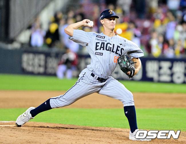 [OSEN=잠실, 최규한 기자] 프로야구 한화 이글스가&nbsp;LG 트윈스를 꺾고 2연패에서 벗어났다.&nbsp;한화는 23일 서울 잠실구장에서 열린 2026 KBO리그&nbsp;LG와 경기에서 8-4로 승리했다. 한화는 2연패를 끊고 9승 12패가 됐다. LG는 3연승에서 멈추며 14승 7패가 됐다.&nbsp;9회말 한화 투수 잭 쿠싱이 힘차게 공을 뿌리고 있다. 2026.04.23 / dreamer@osen.co.kr