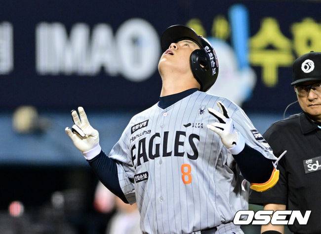 [OSEN=잠실, 최규한 기자] 23일 서울 잠실야구장에서 ‘2026 신한 SOL KBO리그’ LG 트윈스와 한화 이글스의 경기가 열렸다.홈팀 LG는 이정용, 방문팀 한화는 황준서를 선발로 내세웠다. 4회초 1사 주자없는 상황 한화 노시환이 동점 좌월 솔로포를 날리고 홈을 밟으며 기뻐하고 있다. 2026.04.23 / dreamer@osen.co.kr