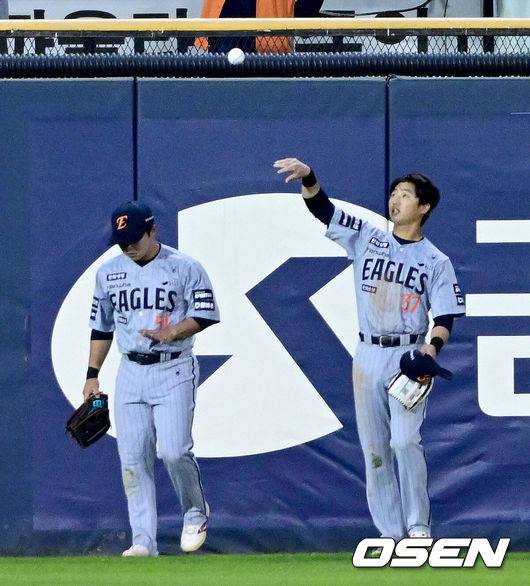 [OSEN=잠실, 최규한 기자] 23일 서울 잠실야구장에서 ‘2026 신한 SOL KBO리그’ LG 트윈스와 한화 이글스의 경기가 열렸다.홈팀 LG는 이정용, 방문팀 한화는 황준서를 선발로 내세웠다. 3회말 2사 1, 3루 상황 LG 오지환의 뜬공 타구를 몸 날려 잡아낸 한화 중견수 이원석이 더그아웃으로 향하고 있다. 2026.04.23 / dreamer@osen.co.kr