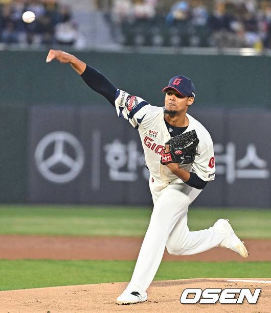 [OSEN=부산, 이석우 기자] 3일 부산 사직야구장에서 2026 신한 SOL KBO 리그 롯데 자이언츠와 SSG 랜더스의 경기가 열렸다. 홈팀 롯데는 로드리게스가, 방문팀 SSG는 화이트가 선발 출전했다.롯데 자이언츠 선발 투수 로드리게스가 역투하고 있다. 2026.04.03 / foto0307@osen.co.kr