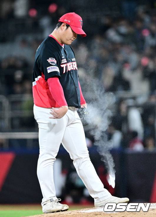 [OSEN=수원, 최규한 기자] 21일 수원 KT위즈파크에서 ‘2026 신한 SOL KBO리그’ KT 위즈와 KIA 타이거즈의 경기가 열렸다.홈팀 KT는 오원석, 방문팀 KIA는 김태형을 선발로 내세웠다. 8회말 2사 2루 상황 KT 이강민에게 동점 1타점 적시타를 내준 KIA 투수 조상우가 아쉬워하고 있다. 2026.04.21 / dreamer@osen.co.kr