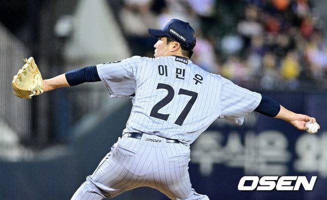 [OSEN=잠실, 최규한 기자] 23일 서울 잠실야구장에서 ‘2026 신한 SOL KBO리그’ LG 트윈스와 한화 이글스의 경기가 열렸다. 홈팀 LG는 이정용, 방문팀 한화는 황준서를 선발로 내세웠다. 6회말 무사 1, 2루 상황 마운드에 오른 한화 이민우가 힘차게 공을 뿌리고 있다. 2026.04.23 / dreamer@osen.co.kr