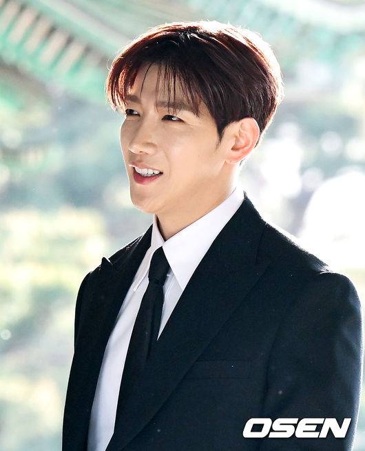 [OSEN=조은정 기자]2PM 멤버이자 배우로 활동 중인 옥택연이 24일 서울 중구 장충동 신라호텔 영빈관에서 결혼식을 올렸다. 오랜 시간 사랑을 키워온 연인과 부부의 연을 맺는 자리로, 가족과 친지, 가까운 지인들의 축하 속 조용히 진행됐다.특히 이날 2PM 멤버들이 총출동해 의리를 빛냈다. 황찬성은 사회를 맡고, 준케이·닉쿤·장우영·이준호·황찬성 등 멤버들이 나섰다. 2PM 준케이가 결혼식장으로 들어서고 있다. 2026.04.24 /cej@osen.co.kr