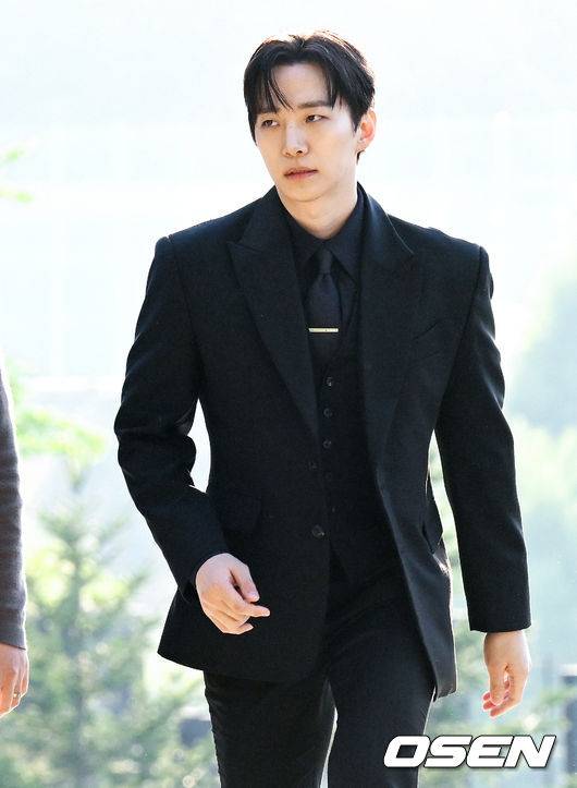 [OSEN=조은정 기자]2PM 멤버이자 배우로 활동 중인 옥택연이 24일 서울 중구 장충동 신라호텔 영빈관에서 결혼식을 올렸다. 오랜 시간 사랑을 키워온 연인과 부부의 연을 맺는 자리로, 가족과 친지, 가까운 지인들의 축하 속 조용히 진행됐다.특히 이날 2PM 멤버들이 총출동해 의리를 빛냈다. 황찬성은 사회를 맡고, 준케이·닉쿤·장우영·이준호·황찬성 등 멤버들이 나섰다. 2PM 이준호가 결혼식장으로 들어서고 있다. 2026.04.24 /cej@osen.co.kr