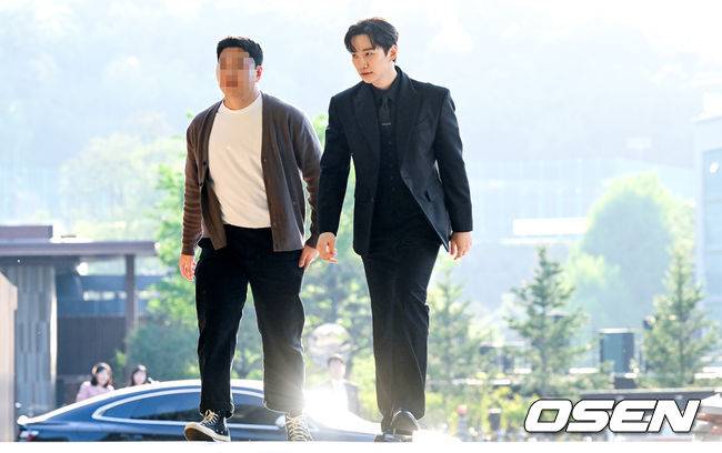 [OSEN=조은정 기자]2PM 멤버이자 배우로 활동 중인 옥택연이 24일 서울 중구 장충동 신라호텔 영빈관에서 결혼식을 올렸다. 오랜 시간 사랑을 키워온 연인과 부부의 연을 맺는 자리로, 가족과 친지, 가까운 지인들의 축하 속 조용히 진행됐다.특히 이날 2PM 멤버들이 총출동해 의리를 빛냈다. 황찬성은 사회를 맡고, 준케이·닉쿤·장우영·이준호·황찬성 등 멤버들이 나섰다. 2PM 이준호가 결혼식장으로 들어서고 있다. 2026.04.24 /cej@osen.co.kr