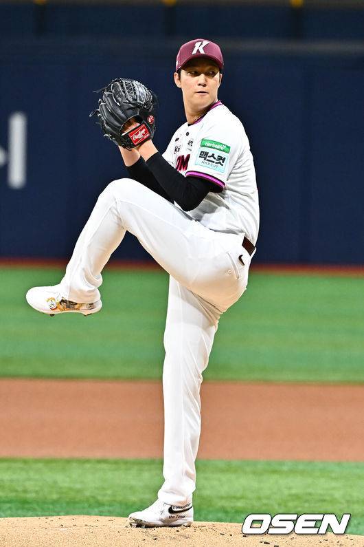 [OSEN=고척, 박준형 기자] 24일 오후 서울 고척스카이돔에서 2026 신한 SOL KBO리그 키움 히어로즈와 삼성 라이온즈의 경기가 진행됐다.이날 키움은 안우진을, 삼성은 이승현을 선발투수로 내세웠다.1회초 키움 선발투수 안우진이 역투하고 있다.  2026.04.24 / soul1014@osen.co.kr