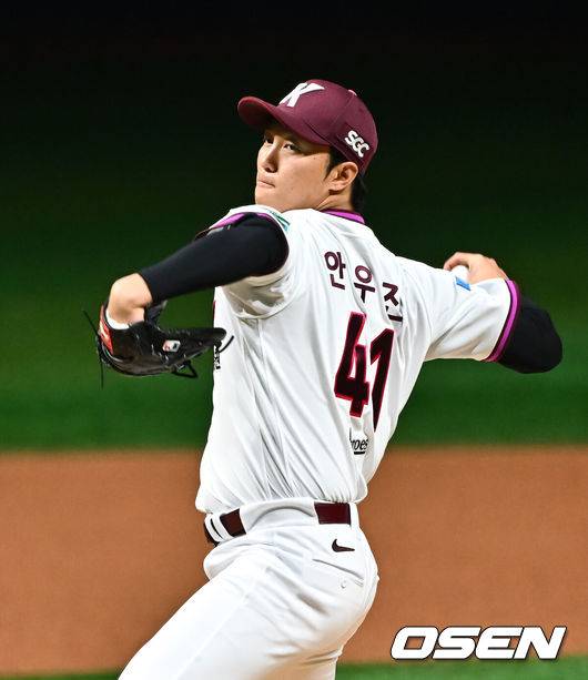 [OSEN=고척, 박준형 기자] 24일 오후 서울 고척스카이돔에서 2026 신한 SOL KBO리그 키움 히어로즈와 삼성 라이온즈의 경기가 진행됐다.이날 키움은 안우진을, 삼성은 이승현을 선발투수로 내세웠다.1회초 키움 선발투수 안우진이 역투하고 있다.  2026.04.24 / soul1014@osen.co.kr