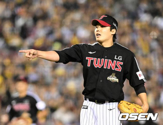 [OSEN=잠실, 이대선 기자] 24일 서울 잠실야구장에서 2026 신한 SOL KBO리그 두산 베어스와 LG 트윈스의 경기가 열렸다.이날 두산은 최승용, LG는 임찬규를 선발로 내세웠다.4회말 2사 1,2루에서 LG 임찬규가 두산 김기연을 범타로 처리하고 환호하고 있다. 2026.04.24 /sunday@osen.co.krㅊ