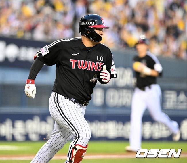 [OSEN=잠실, 이대선 기자] 24일 서울 잠실야구장에서 2026 신한 SOL KBO리그 두산 베어스와 LG 트윈스의 경기가 열렸다.이날 두산은 최승용, LG는 임찬규를 선발로 내세웠다.3회초 2사 1,3루에서 LG 문보경이 우전 적시타를 치고 그라운드를 달리고 있다. 2026.04.24 /sunday@osen.co.kr