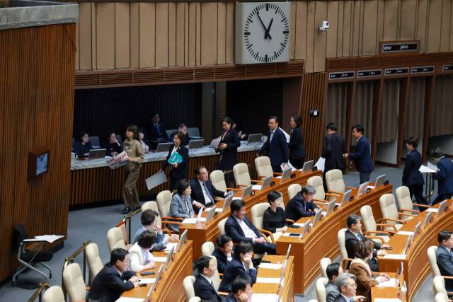 ▲18일 국회에서 열린 4월 임시국회 제6차 본회의에서 공직선거법 일부개정법률안 등 정치개혁특별위원회 소관 표결에 앞서 조국혁신당, 진보당, 사회민주당, 기본소득당 의원들이 퇴장하고 있다. ⓒ연합뉴스