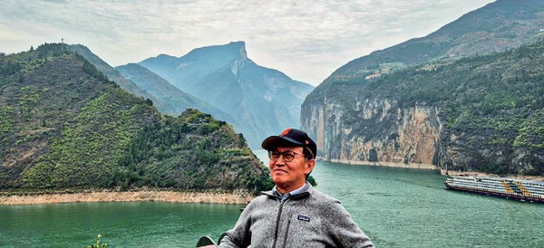 백제성에서 바라본 구당협. 중국돈 10위안에 실린 절경이다. 멀리 비경이자 적갑산이 보인다.