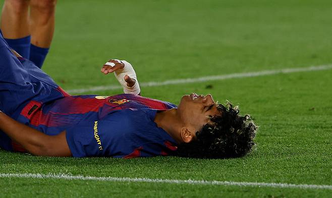 바르셀로나 라빈 야말이 지난 23일&nbsp;스페인 바르셀로나 캄 노우에서 열린 2025∼2026 스페인 프리메라리가 33라운드 셀타 비고와 경기에서 햄스트링 통증을 호소하며 쓰러져 있다. 바르셀로나=AP연합뉴스