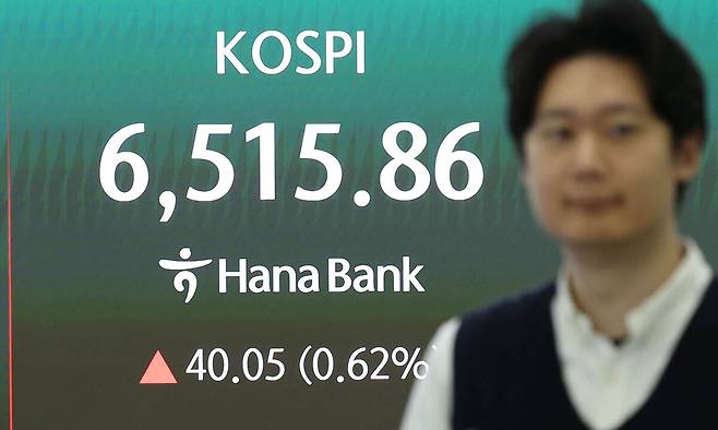 24일 오전 서울 중구 하나은행 딜링룸에서 전광판에 코스피 지수가 표시되고 있다. 뉴시스