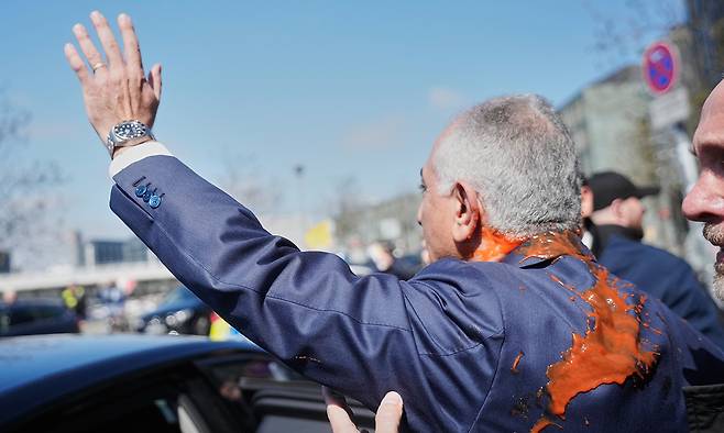 미국에 망명 중인 레자 팔레비 전 이란 왕세자가 23일(현지 시간) 독일 베를린에서 미국과 이란의 휴전을 비난하는 기자회견을 마친 후 붉은 액체 테러를 당했다. AP연합뉴스