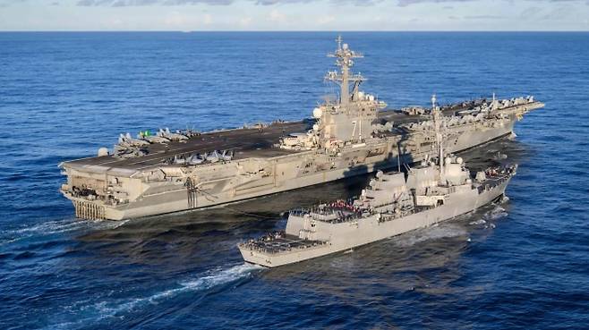 미 해군 니미츠급 항공모함 USS 시어도어 루스벨트가 알레이버크급 구축함 USS 칼 M. 레빈과 함께 항해하고 있다. 미 해군은 항모전단을 자폭 드론 위협에서 보호하기 위해 롱보 헬파이어와 코요테 요격기 발사대를 전단 소속 함정에 통합하는 작업을 추진 중인 것으로 전해졌다. 미 해군 제공