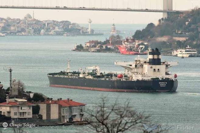 원유운반선 주주엔(ZOUZOU N)이 튀르키예 이스탄불 인근 해역을 항해하고 있다. 주주엔은 최근 원유 100만 배럴을 싣고 한국 울산 온산항으로 향한 선박으로 알려졌다. Cengiz Tokgöz 제공·베셀파인더 캡처