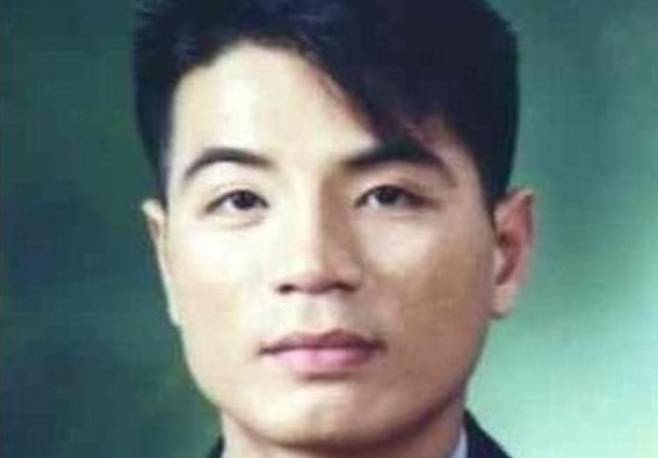 유영철의 모습. 짧게 정리한 머리와 무표정한 얼굴은 어디서나 볼 법한 평범한 인상을 주지만, 그는 2003~2004년 서울 일대에서 20명을 살해한 혐의로 사형이 확정된 연쇄살인범이다. 자료사진