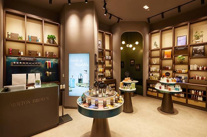 제주신라호텔은 24일 몰튼 브라운 매장을 새로 오픈했다. 사진은 매장 전경. 사진 제공=호텔신라