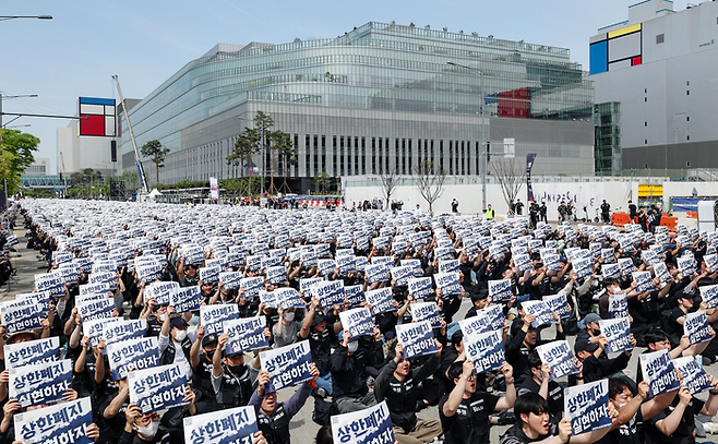 23일 경기도 평택시 삼성전자 평택캠퍼스 인근에서 삼성전자 노조가 영업이익 15%를 성과급으로 요구하며 대규모 결의대회를 갖고 있다. 성형주 기자