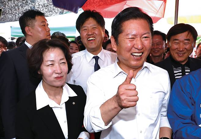 정청래 더불어민주당 대표(오른쪽), 김용 전 민주연구원 부원장(가운데), 추미애 민주당 경기지사 후보(왼쪽)가 4월19일 경기도 성남시 모란민속5일장에서 유세를 펼치고 있다. ⓒ연합뉴스