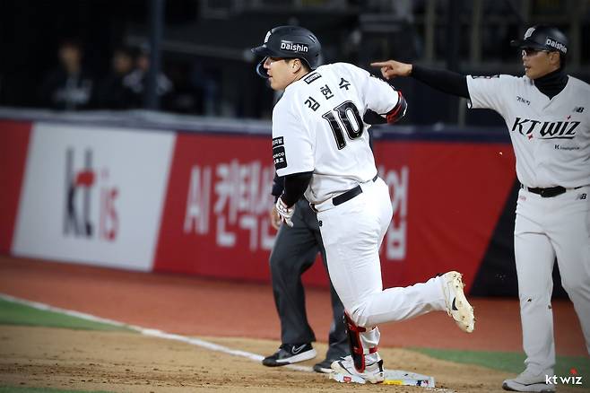KT 김현수가 23일 수원 KIA전에서 안타를 친 뒤 주루를 하고 있다. 사진제공｜KT 위즈