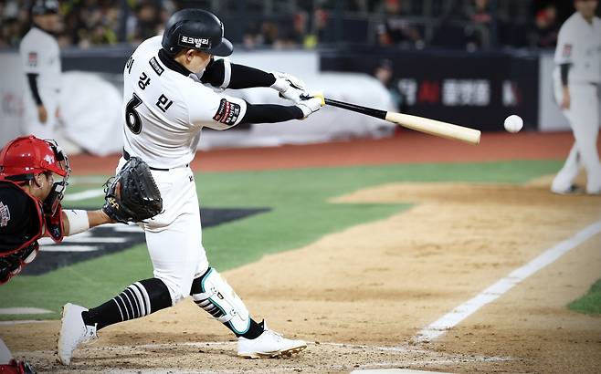 KT 이강민이 22일 수원 KIA전 7회말 2사 만루에서 역전 2타점 적시타를 때려내고 있다. 오른쪽 사진은 유격수로 선발 출장해 수비하고 있는 모습. KT 위즈 제공