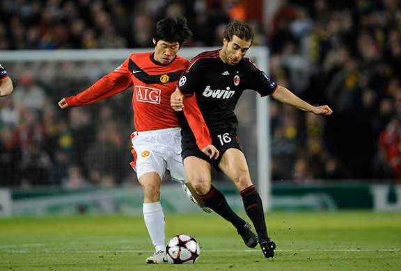 ▲ 아스널 시절 마티외 플라미니(사진 오른쪽)는 박지성(사진 왼쪽)을 연상케 하는 왕성한 활동량과 체력으로 '2003년 무패 우승 주역' 지우베르투 시우바를 밀어내고 3선 주전 자리를 꿰찼다.&nbsp;세스크 파브레가스보다 패스 센스는 부족했고 파트리크 비에이라만큼 강한 피지컬을 보유하진 못했지만 상대 혀를 내두르게 했던 넓은 수비 범위와 성실한 커버링, 매 경기 평균 13km대에 이르는 풍부한 활동량으로 아르센 뱅거 감독 총애를 듬뿍 받았다.&nbsp;ⓒ 영국 '가디언'