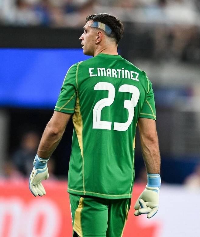 ▲ 아르헨티나 국가대표 수문장인 에밀리아노 마르티네스는 '왜 축구계에서 남녀 선수가 동일 급여를 받지 못하는가'란&nbsp;기자 질문에 "여성 모델은 남성 모델보다 더 많은 소득을 번다. 그런데도 아무도 이에 대해 불만을 제기하지 않는다. 왜냐고? 여성 모델이 남성 모델보다&nbsp;팔로워가 훨씬 더 많기 때문"이라고 답변했다. ⓒ 프랑스 '메시아 야니스'