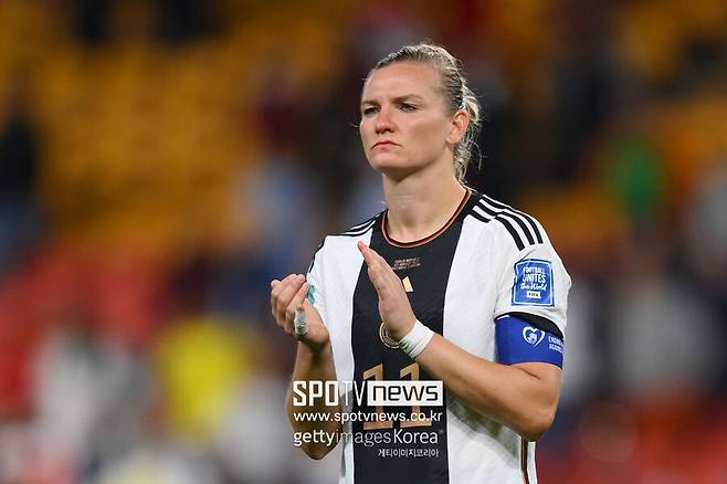 ▲ A매치 145경기 출장에 빛나는 독일 여자축구 레전드 스트라이커 알렉산드라 포프는 지난해 여자 유로 2025를 마친 뒤 현지 유력지 '키커'와 인터뷰에서 "솔직히 (남녀 동일 임금 논란에) 지쳤다. 물론 여자축구 발전을 위해 여자 선수가 더 많은 돈을 받을 필요가 있다고는 생각한다. 다만 남자와 똑같이 받길 원한다고 주장하는 이는 소수"라고 밝혔다.