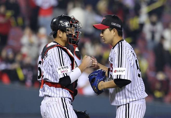 ▲ 유영찬은 4-1로 앞선 9회 등판해 아웃카운트 하나를 잡은 뒤 팔꿈치 통증을 느꼈다 ⓒ연합뉴스