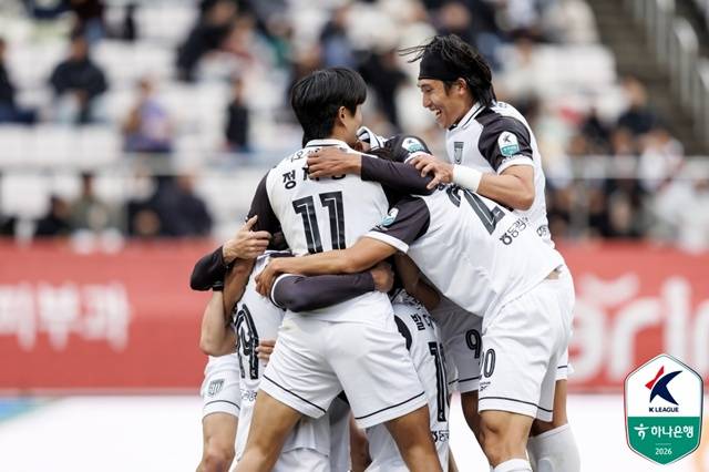 전남 드래곤즈 선수단. /사진=한국프로축구연맹 제공