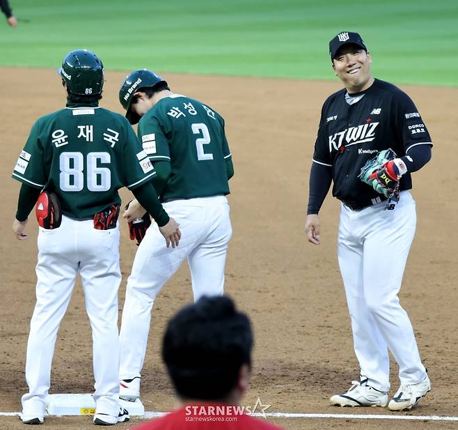 [포토]'머신도 고개를 절래절래' 1회에 이어 2회에도 안타추가 박성한에