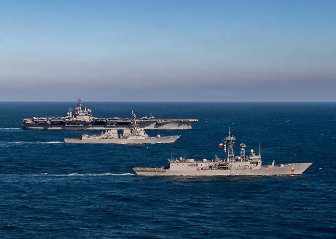 내년 3월로 퇴역을 연기한 니미츠 항공모함이 항모 전단을 꾸려 카리브해로 향하고 있다. 미국 남부사령부 제공