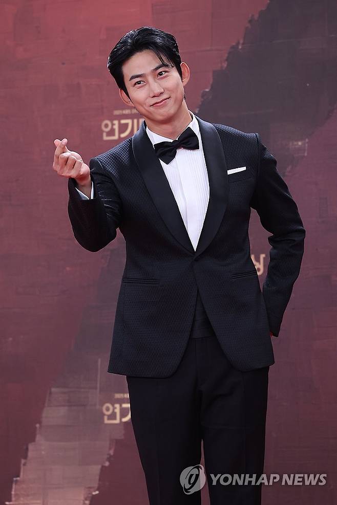 포즈 취하는 옥택연 (서울=연합뉴스) 강민지 기자 = 배우 옥택연이 31일 서울 여의도 KBS에서 열린 '2025 KBS 연기대상 시상식' 레드카펫 행사에서 포즈를 취하고 있다. 2025.12.31 mjkang@yna.co.kr