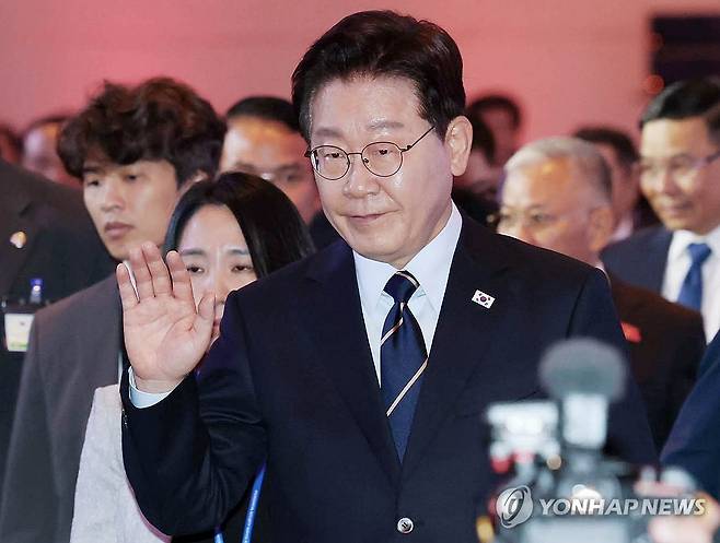 한-베트남 비즈니스 포럼 퇴장하는 이재명 대통령 (하노이=연합뉴스) 김도훈 기자 = 이재명 대통령이 23일(현지시간) 베트남 하노이의 한 호텔에서 열린 한-베트남 비즈니스 포럼에서 발언을 마친 뒤 행사장을 나서고 있다. 2026.4.23 superdoo82@yna.co.kr
