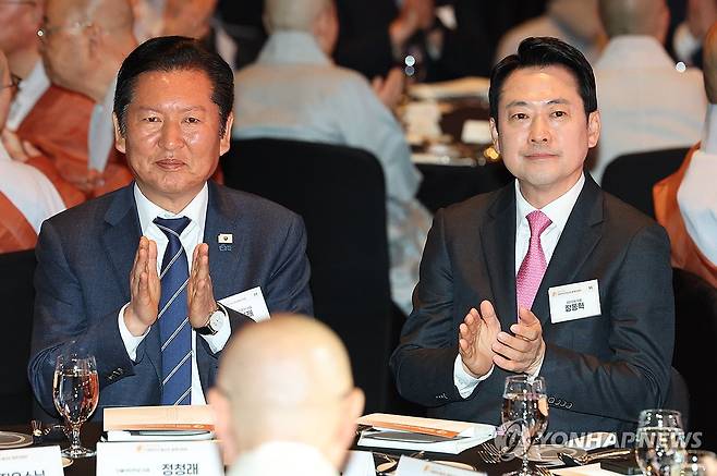 손뼉 치는 정청래-장동혁 대표 (서울=연합뉴스) 서대연 기자 = 더불어민주당 정청래 대표와 국민의힘 장동혁 대표가 20일 서울 중구 신라호텔에서 열린 불기2570년 대한민국 불교도 봉축대법회에 참석, 손뼉 치고 있다. 2026.4.20 dwise@yna.co.kr