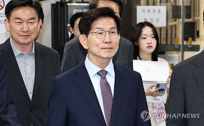 김문수 전 장관, '21대 대선 공직선거법 위반' 1심 벌금 50만원 (서울=연합뉴스) 김인철 기자 = 김문수 전 고용노동부 장관이 24일 서울 서초구 서울중앙지방법원에서 열린 제21대 대통령선거 선거법 위반 1심 선고 공판에서 벌금 50만원을 선고받은 뒤 법정을 나서고 있다. 2026.4.24 yatoya@yna.co.kr